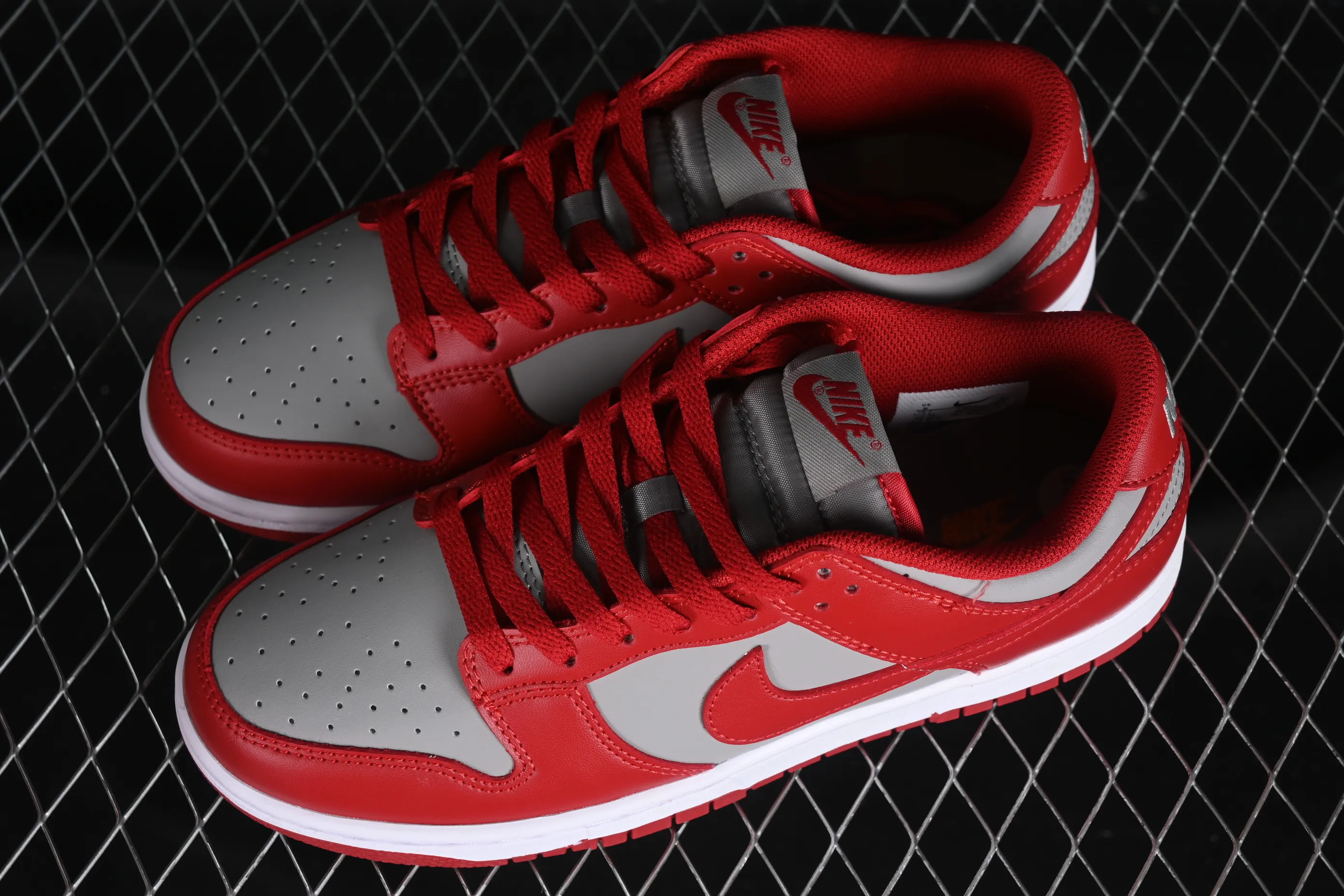 All Categories Nk SB Dunk Series Nk SB Dunk Low Low-top sneakers Nk SB Dunk Low Gray and red color Low-top casual sports skateboard shoes CW1590-0002